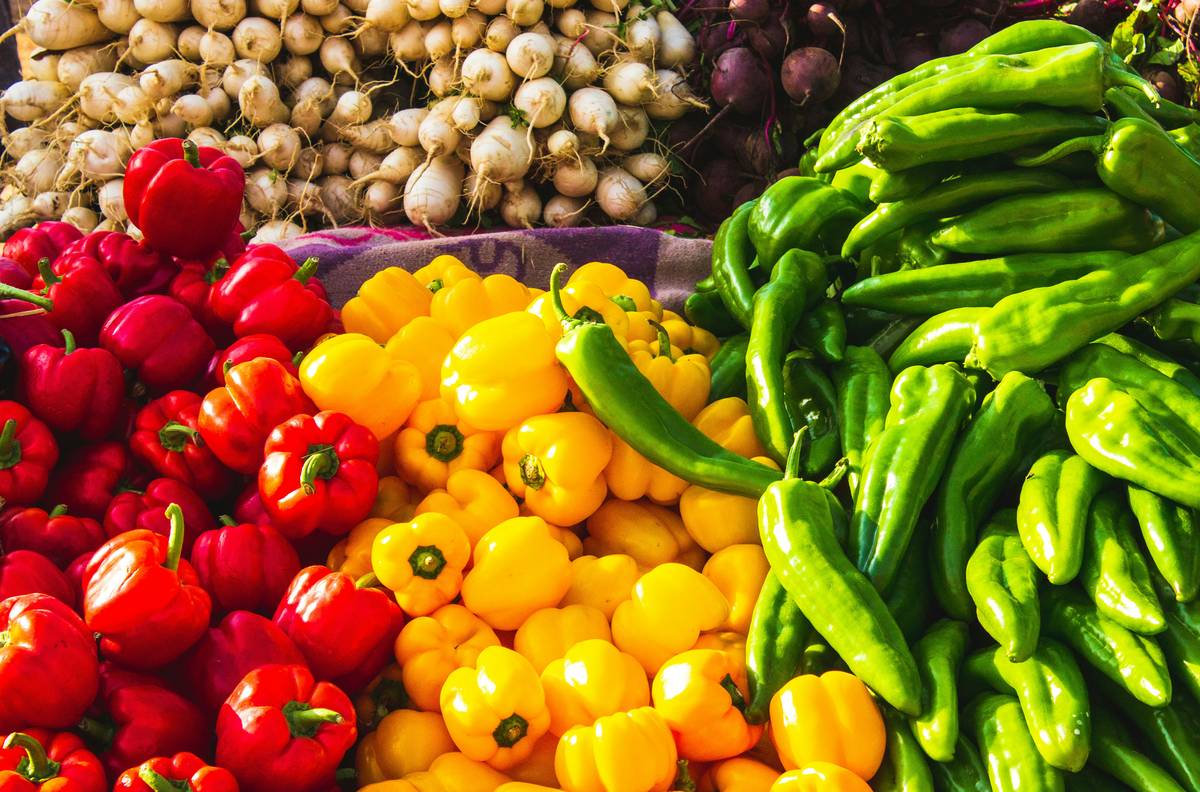 Chart showing top prebiotic fiber sources: garlic, onions, leeks, asparagus, oats, apples, flaxseeds, jicama, dandelion greens, and cooked-cooled potatoes
