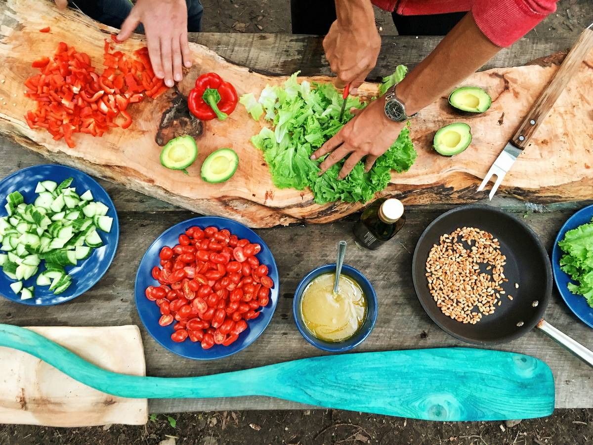 Infographic showing benefits of meal planning for gut health: reduced bloating, consistent fiber intake, less food waste, and improved microbiome diversity