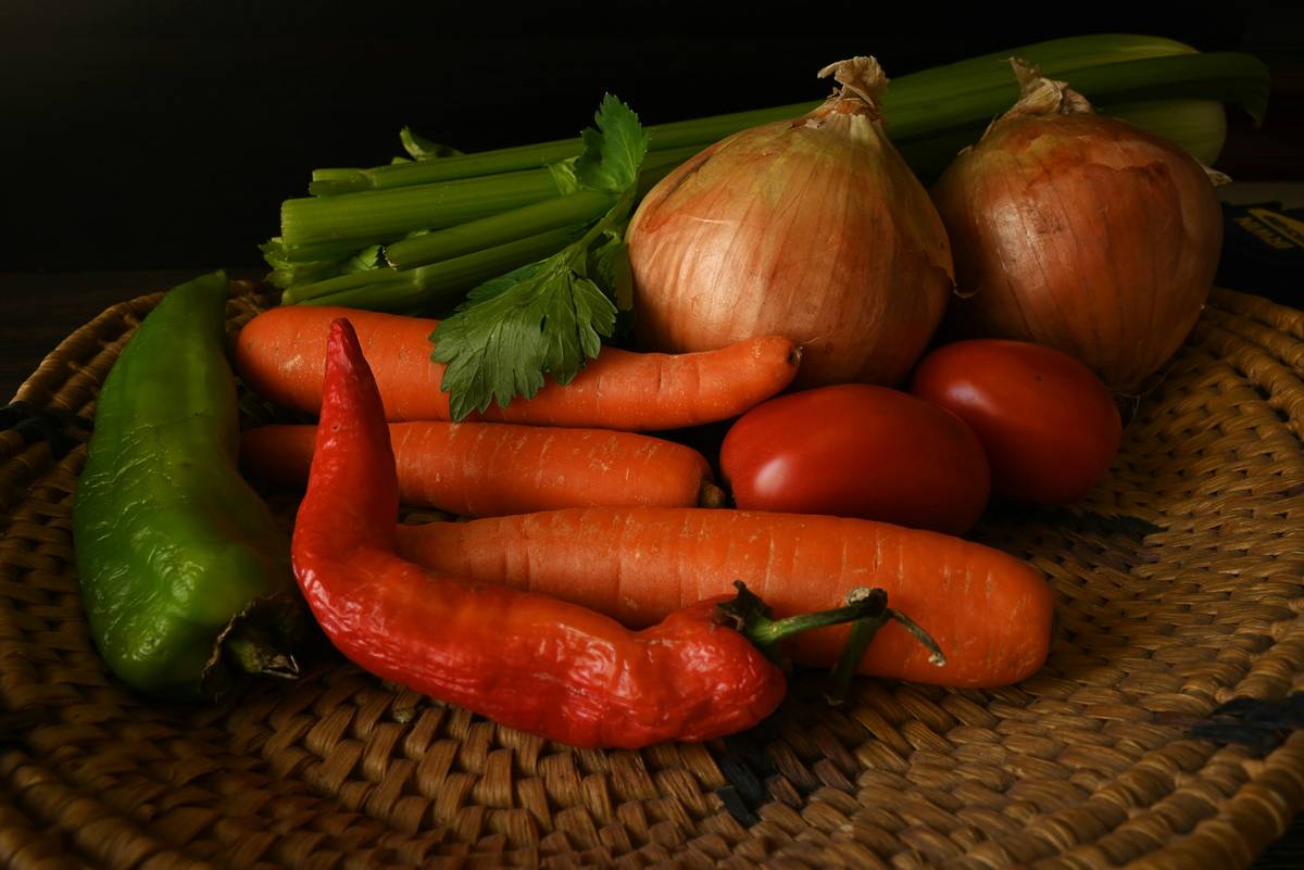 Chart showing top 10 prebiotic fiber sources ranked by inulin and GOS content per 100g serving