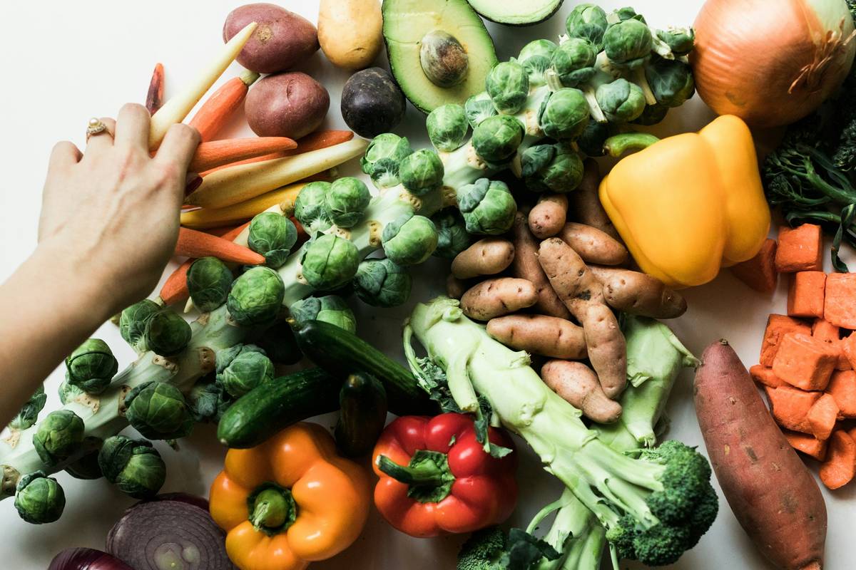Comparison of smart grocery list meal planning diet versus traditional shopping cart showing reduced waste and better gut-focused choices