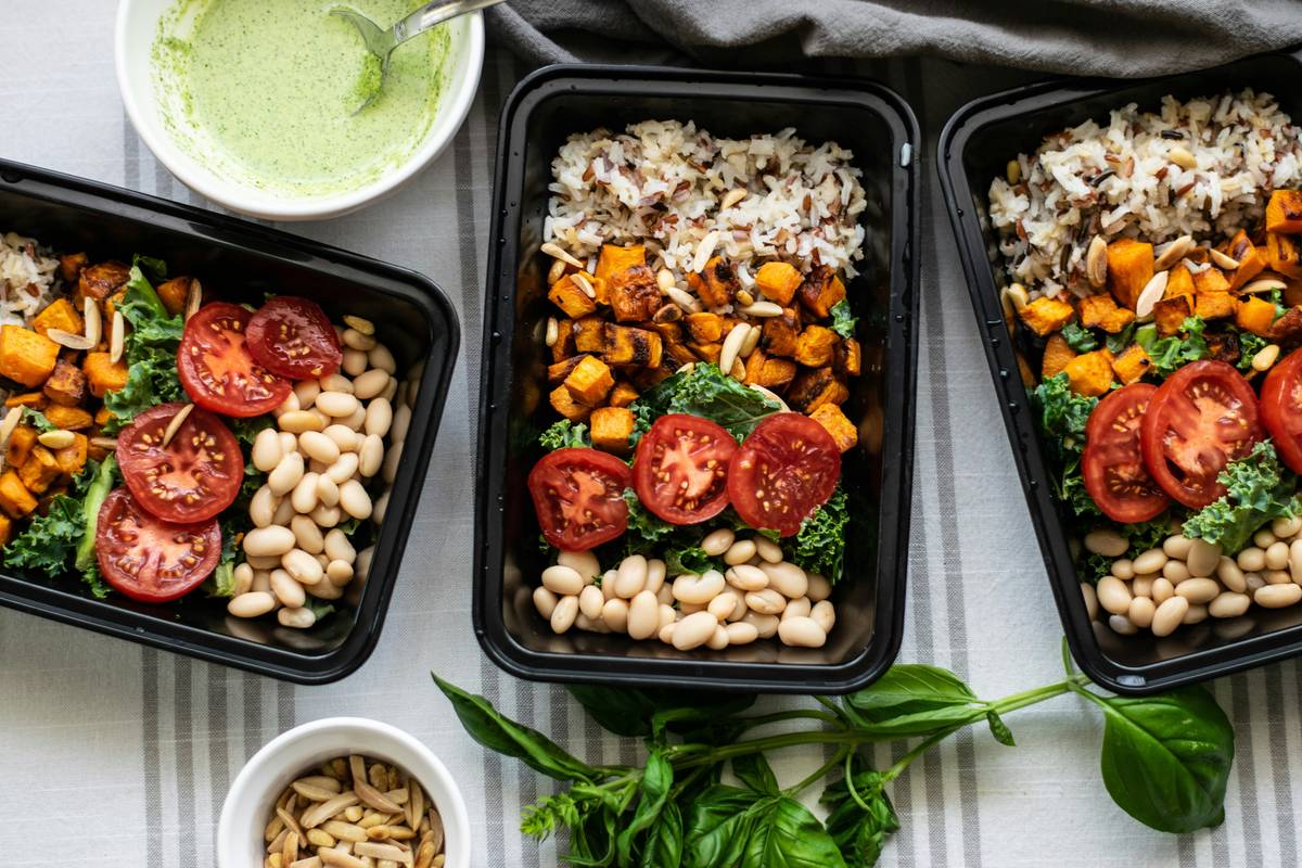 Colorful weekly meal plan for gut health featuring diverse vegetables, fermented foods, and whole grains